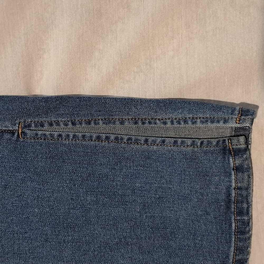 Eloquii Classic Split Leg Jeans. Size 14. Medium Wash. - Picture 8 of 15